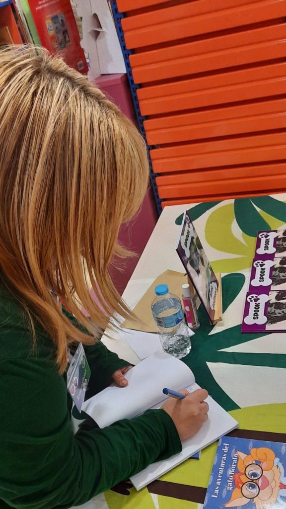 firma de libros de la autora Anne Redheart en la librería Sèneca Jove.