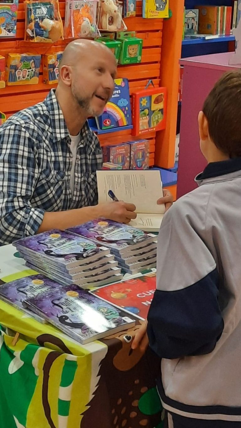 firma de libros del autor Fran Amorós en la librería Sèneca Jove.