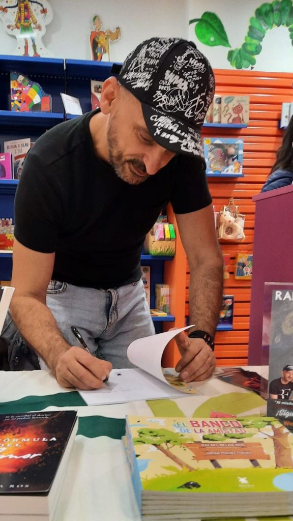 firma de libros del autor Rafa Belda en la librería Sèneca Jove.