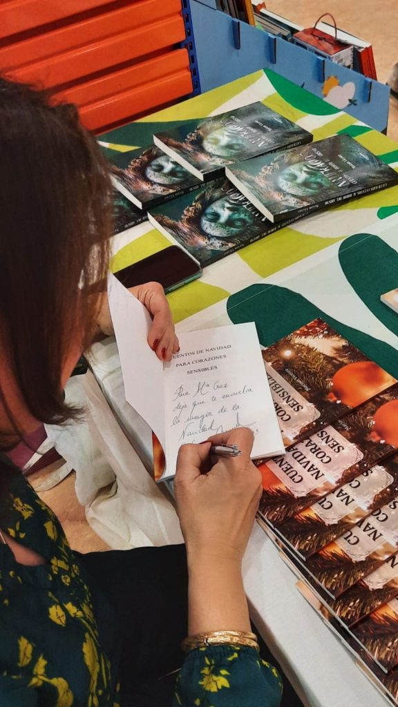 firma de libros de la autora Mariam Vicente en la librería Sèneca Jove.