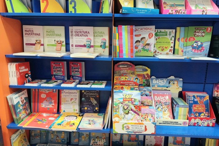 Las estanterías de la librería infantil y juvenil Sèneca Jove con cuadernillos de verano.