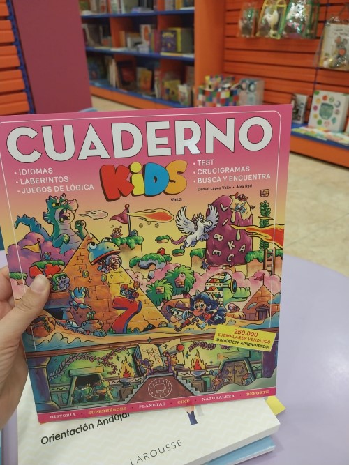 Cuaderno con pasatiempos, crucigrams, sopas de letras y otros entretenimientos para niños, adultos y mayores.