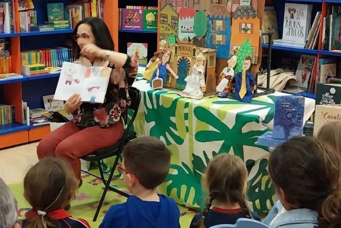 Cuentacuentos en la librería Sèneca Jove como muestra de cómo enterarse de nuestros eventos literarios
