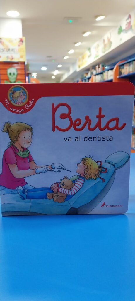 Berta va al dentista es un cuentos para lavarse los dientes que explica la primera vista al dentista de los niños y niñas.