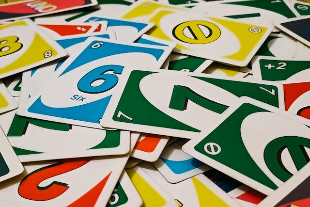 Juegos de mesa más vendidos en Sèneca Jove representados por las cartas de Uno.