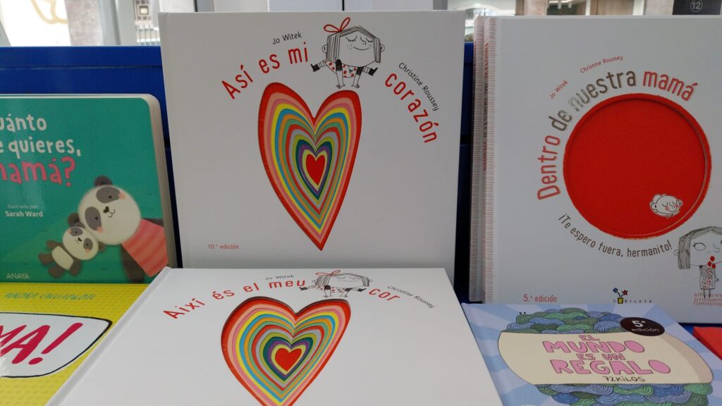 Así es mi corazón y Dentro de nuestra mamá, son cuentos de Jo Witek perfectos para el día de la Madres, a la venta en Sèneca Jove Elche