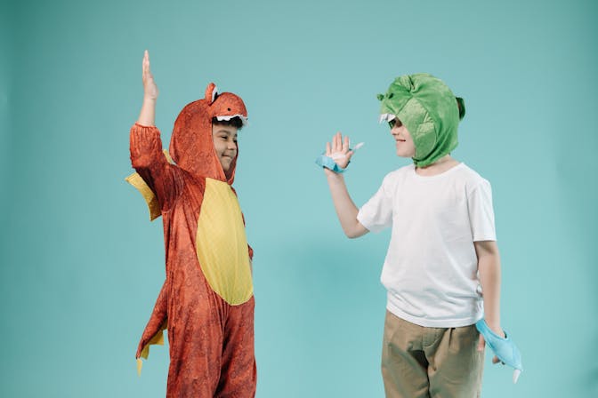 Los mejores cómics infantiles representados por niños vestidos de superhéroes.