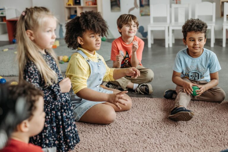 Cuentos sobre la diversidad representados por niños de diferentes países, razas y religiones en la alfombra de la escuela infantil